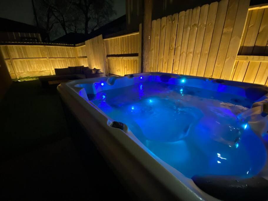 Вилла Caught A Vibe In Houston -Hot Tub Экстерьер фото